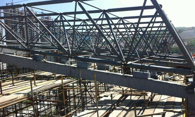 安陆简述网架公司的黑色压型钢板的吊装步履